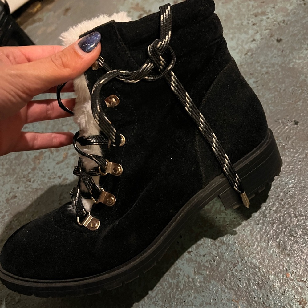 Black suede and white faux fur front lining boots !!!